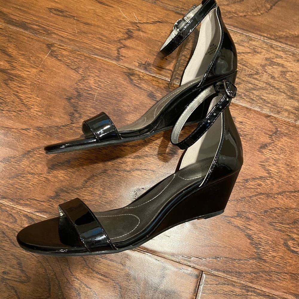 Bandolino black patent leather wedges - 6.5